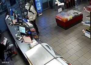 [VIDEO] Napaść na stację paliw...zniechęcił się i wyszedł, bo kasjer czytał gazetę - trafił do aresztu