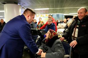 [VIDEO] Do Polski przyleciało 58 repatriantów z Kazachstanu. Pierwsze dni spędzą w Domu Polskim w Pułtusku