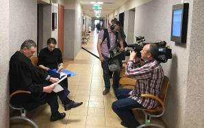 [VIDEO] Czy gorzowska mecenas Anna Grzesiowska namawia od kilku lat swojego klienta - porywacza dziecka - do łamania prawa? Czy doradza mu, by lekceważył prawomocne wyroki sądów w Polsce i Wielkiej Brytanii? Za nic mając koszmar tęskniącej matki!?