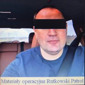 ВІДЕО] Кжиштоф Рутковські представляє портрет замовленого стрільця, який здійснив напад у місті Ломжа в суботу. Сьогодні на прес-конференції він офіційно встановив винагороду в розмірі 10 тисяч євро за допомогу у затриманні правопорушника!