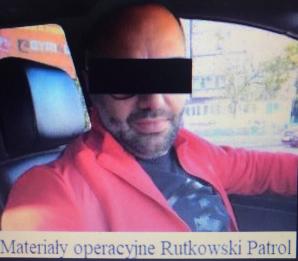 [VIDEO] Krzysztof Rutkowski prezentuje wizerunek płatnego strzelca, który w sobotę zaatakował w Łomży. Dziś na konferencji prasowej oficjalnie wyznaczył nagrodę 10 tysięcy euro za pomoc w schwytaniu egzekutora!