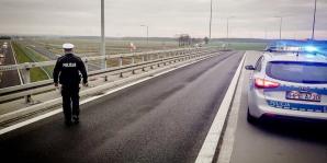 Wstrzymany ruch na drodze szybkiego ruchu S3. 38-latek uratowany przez policjantów