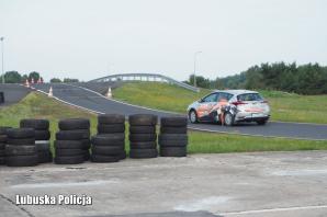 [VIDEO] Pod okiem profesjonalistów lubuscy i niemieccy policjanci doskonalili umiejętności kontrolowania poślizgów