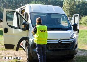 [VIDEO] Wnikliwa praca śledczych zakończona aktem oskarżenia. Busy warte ponad 400 tysięcy złotych powróciły do właścicieli w Niemczech