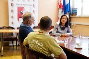 [VIDEO] Polacy solidarni z ofiarami klęsk żywiołowych. W minionym roku Caritas Polska zebrała 5 mln zł na pomoc poszkodowanym w Chorwacji, Niemczech, Belgii i Holandii 