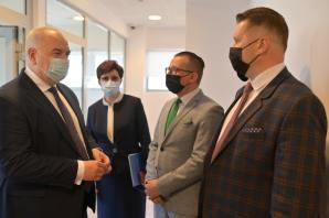 Tworzenie oddziałów przygotowawczych dla uczniów z Ukrainy – wizyta ministra Przemysława Czarnka w Zamościu