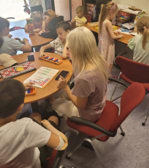 Wizyta przedstawicieli Ambasady RP w centrum wsparcia ukraińskich uchodźców Rozytyly w Pradze Czechy