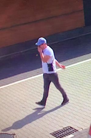 [VIDEO] Dająca do myślenia kradzież z samochodu na parkingu koło restauracji McDonalds w Aleksandrowicach. 20 000 zł nagrody za wskazanie sprawcy oferuje Biuro Rutkowski!