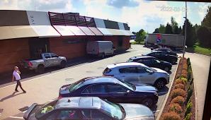 [VIDEO] Dająca do myślenia kradzież z samochodu na parkingu koło restauracji McDonalds w Aleksandrowicach. 20 000 zł nagrody za wskazanie sprawcy oferuje Biuro Rutkowski!