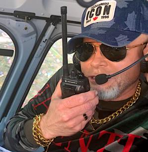 [VIDEO] Helikopterem przyleciał Rutkowski, by z żoną Mają i dziećmi wziąć udział w otwarciu kliniki MultiDent w Stalowej Woli!