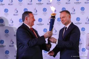 [VIDEO] Prezydent Andrzej Duda z Małżonką Agatą Kornhauser–Dudą oraz przedstawicielami Polskiego Komitetu Olimpijskiego i wybitnymi polskimi sportowcami wzięli udział w uroczystości przekazania Ognia Pokoju