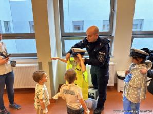 [VIDEO] Dolnośląscy mundurowi przekazali artykuły szkolne, zabawki, gry i klocki dzieciom z oddziałów dziecięcych Dolnośląskiego Szpitala Specjalistycznego im. T. Marciniaka we Wrocławiu