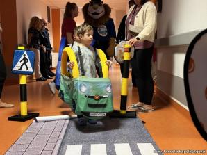 [VIDEO] Dolnośląscy mundurowi przekazali artykuły szkolne, zabawki, gry i klocki dzieciom z oddziałów dziecięcych Dolnośląskiego Szpitala Specjalistycznego im. T. Marciniaka we Wrocławiu