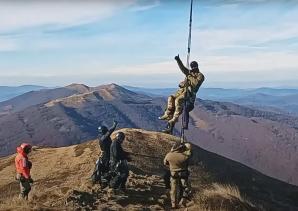 [VIDEO] Szkolenie śmigłowcowe WZD BiOSG w Bieszczadach