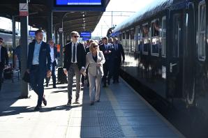 [VIDEO] Forum Ekonomiczne w Karpaczu: pierwszy, rozkładowy przejazd pasażerski składem z lokomotywą wodorową