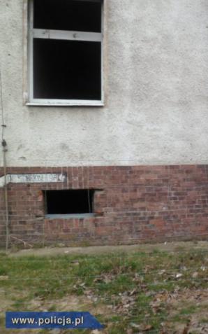 Uratowali mężczyznę z płonącego budynku