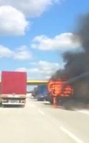 [VIDEO] Ogromny pożar przyczepy na drodze S8 w okolicach Złoczewa