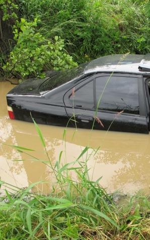Brawurowa ucieczka pirata drogowego zakończyła się w rowie melioracyjnym 