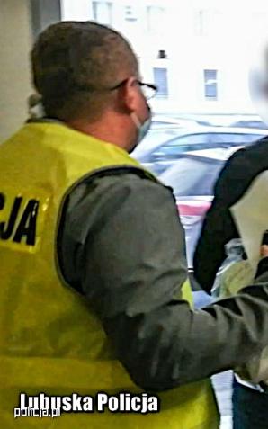 [VIDEO] Szybkie zatrzymanie mężczyzn odpowiedzialnych za brutalny rozbój na 85-letniej kobiecie