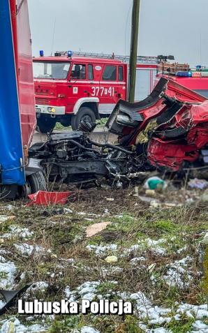 Śmiertelne zderzenie tira z pociągiem. Policjanci wyjaśniają okoliczności wypadku