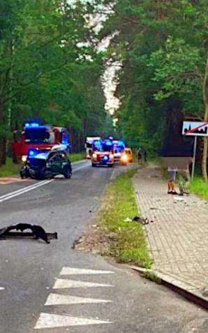 Groźny wypadek w Ochudnie. Z pomocą ruszył policjant po służbie