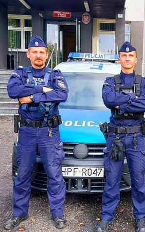 [VIDEO] Policjanci wydostali 2-letnią dziewczynkę zatrzaśniętą w nagrzanym samochodzie