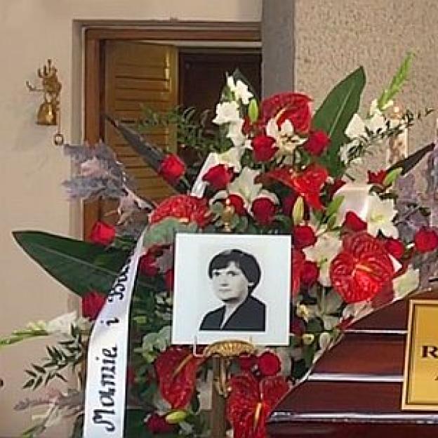 [VIDEO] Krzysztof Rutkowski wraz z żoną Mają, ojcem Jerzym, synkiem Krzysiem i córką Mai Kają pożegnali w sobotę Mamę, Żonę i Babcię Urszulę Rutkowską