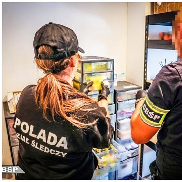 [VIDEO] Nielegalnie produkowali i sprzedawali przez Internet leki. CBŚP zatrzymało 11 osób