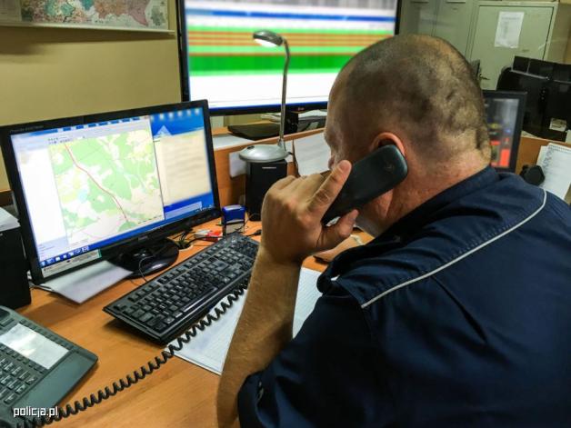 Grzybiarz zgubił się w lesie. Dyżurny pomógł, a dzielnicowi znaleźli