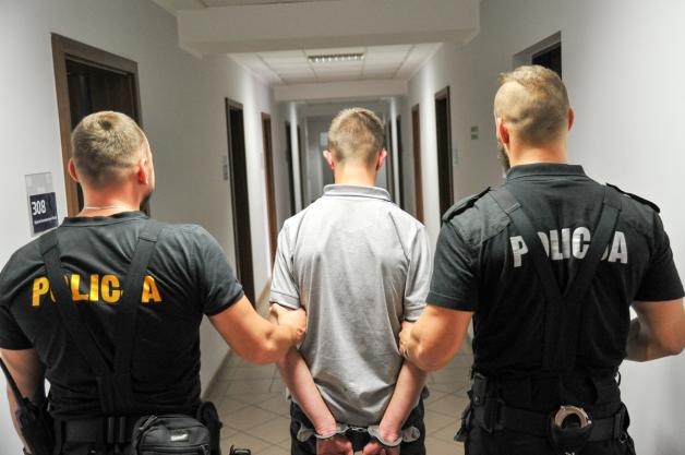 Alarm i obława za 21-letnim nożownikiem - zatrzymanie, zarzuty i areszt