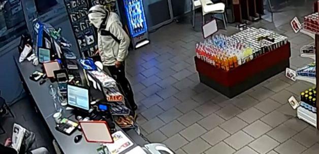 [VIDEO] Napaść na stację paliw...zniechęcił się i wyszedł, bo kasjer czytał gazetę - trafił do aresztu
