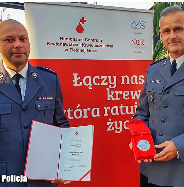 Policjanci z Nowej Soli oddali wiele litrów krwi by ratować życie. Policjanci otrzymali medale „Honorowego Dawcy Krwi – Zasłużonego dla Zdrowia Narodu