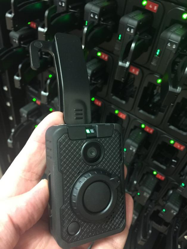 Poznań - Osobiste kamery na mundurach policjantów już działają w Poznaniu