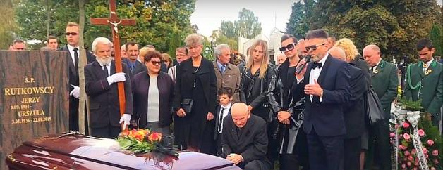 [VIDEO] Wzruszające Pożegnanie Mamy Krzysztofa Rutkowskiego w miejscu jej Wiecznego Spoczynku
