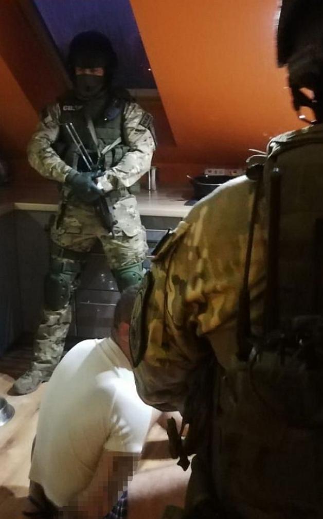 [VIDEO] Skoordynowanie działanie służb w walce z przestępczością narkotykową pseudokibiców. 10 osób zatrzymanych