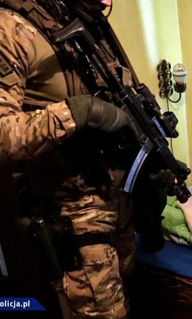 Fikcyjne faktury na setki milionów. Zatrzymania i zarzuty dla członków zorganizowanej grupy przestępczej zajmującej się oszustwami VAT-owskimi i praniem brudnych pieniędzy.