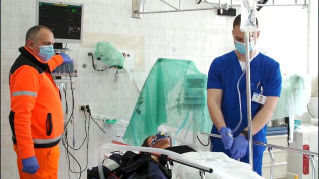 [VIDEO] Szpitale przygotowują się na drugą falę pandemii. Z pomocą biznesu Caritas przekazuje im właśnie kolejne z setki zamówionych respiratorów