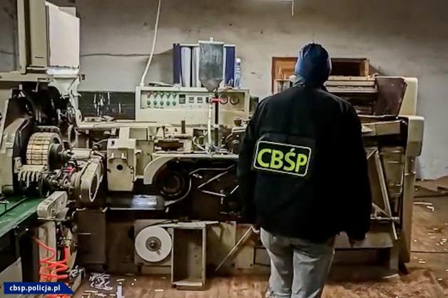 [VIDEO] Cios w przestępczość akcyzową - zlikwidowana fabryka papierosów. Zatrzymano również obywateli Ukrainy i Białorusi.