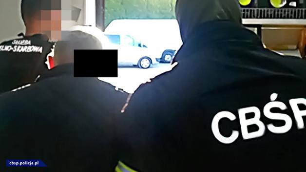 [VIDEO] Transferowali do Azji pieniądze z przestępstw podatkowych - służby rozbiły międzynarodowy GANG. Zatrzymano 5 osób (1 obywatela Ukrainy i 4 Polaków, w tym 2 pochodzących z Indii)