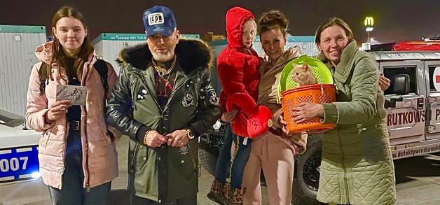 [VIDEO] Rutkowski wrócił z objętej wojną Ukrainy. Wraz z żoną Mają, która uruchamia projekt humanitarny, przywieźli 30 uchodźców. Oboje zapowiadają ponowny wyjazd