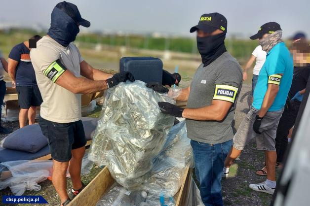 [VIDEO] Przejęte 112 kg marihuany przemycanej z Hiszpanii do Polski. Zatrzymane 3 osoby i zlikwidowany magazyn narkotyków