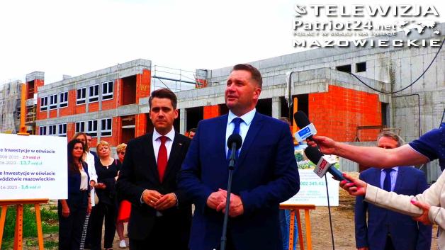 [VIDEO] Kolejna inwestycja w infrastrukturę edukacyjną ze wsparciem rządowym – budowa kompleksu szkolno-przedszkolnego w Ostrowi Mazowieckiej