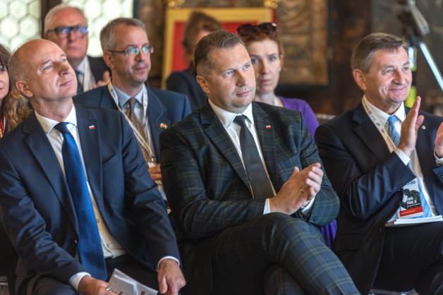 Szef MEiN: jeśli chcemy, żeby młode pokolenia żyły w tak dobrym świecie, w jakim my wzrastaliśmy, Jan Paweł II musi być inspiracją