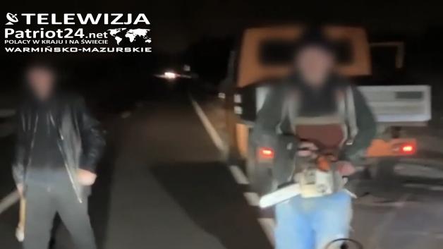 [VIDEO] Agresja drogowa przybiera różne formy. Z piłą łańcuchową ruszyli na innego kierowcę. Zostali zidentyfikowani i zatrzymani