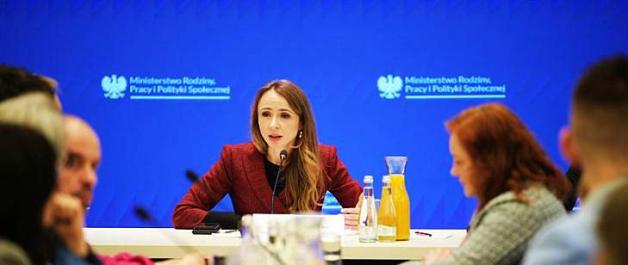 Rodziny zastępcze z dodatkowym wsparciem. Pani minister Dziemianowicz-Bąk: „Naszym celem jest dobro dzieci i dobro rodzin, które otaczają te dzieci opieką”